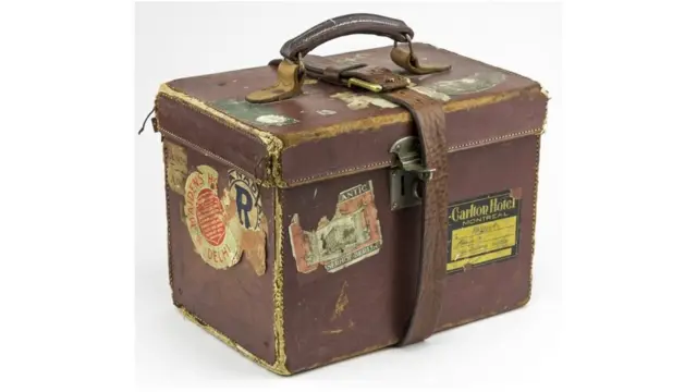 Maletín en el que se guardaba el teléfono rojo.