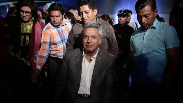 Lenín Moreno rodeado de asistentes.