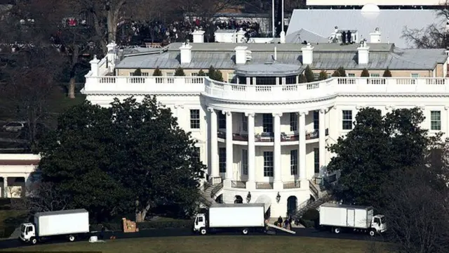 با تحلیف دونالد ترامپ، باراک اوباما و خانواده‌اش رسما کاخ سفید را به ساکنان جدیدش تحویل می‌دهند. این عکس از روز تحلیف آقای اوباما در سال 2009 است.