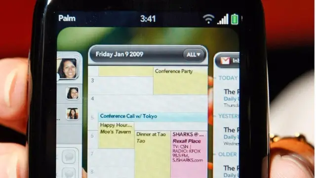 મોબાઈલ સ્ક્રીન દર્શાવતી પ્રતીકાત્મક તસ્વીર