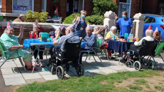 Стариков-экстровертов привлекает возможность общения в домах престарелых