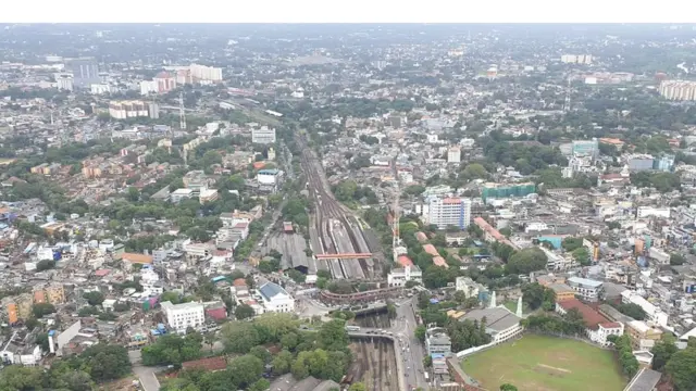 නෙලුම් කුළුණ මතට, මරදාන දුම්රිය ස්ථානය ඇතුළු ප්‍රදේශය දිස්වන අයුරු