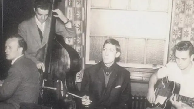 Watts Londra'da ilk kez bir barda çalmaya başladı