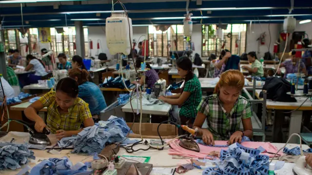 ပုံမှန်အခြေအနေတုန်းက အထည်ချုပ်လုပ်ငန်းခွင်