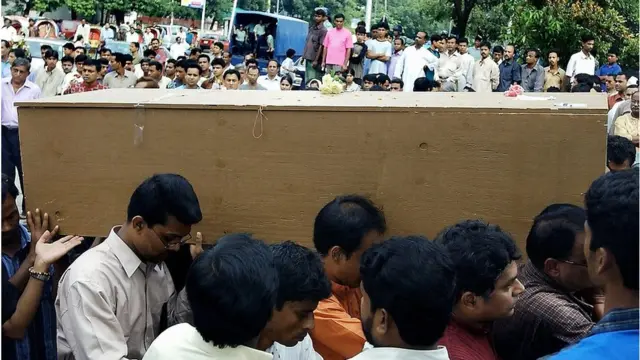 ২০০৪ সালের অগাস্টে হুমায়ুন আজাদের কফিন ঢাকায় আনার পরের দৃশ্য।