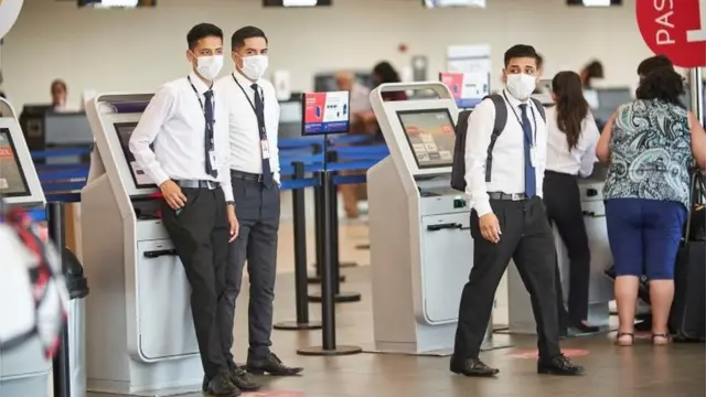 Pessoas com máscaras no Peru