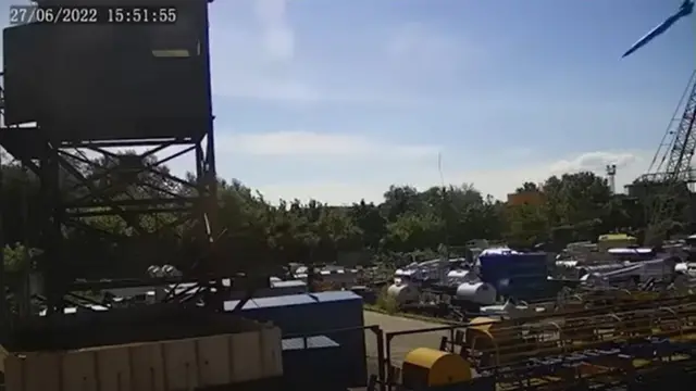 За мгновение до удара камеры наблюдения успели зафиксировать подлетающую к ТЦ крылатую ракету (в правом верхнем углу)