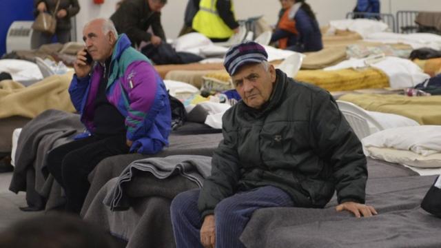 Penduduk setempat di Italia bersiap tinggal di sebuah gudang setelah gempa.