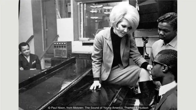 克拉克與戈迪、多澤和旺德在錄音室裏。