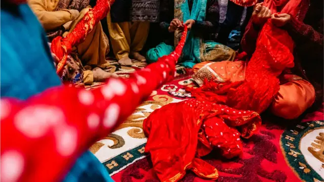 વેપારીઓનો દાવો છે કે GSTના દરમાં આ વધારાની અસર કાપડઉદ્યોગ સાથે સંકળાયેલાં તમામ ક્ષેત્રોમાં પડે તેવી શક્યતા છે