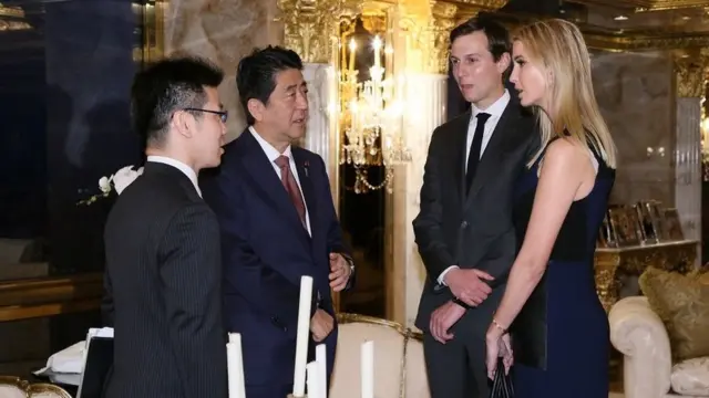 Ivanka Trump y el primer ministro de Japón, Shinzo Abe.