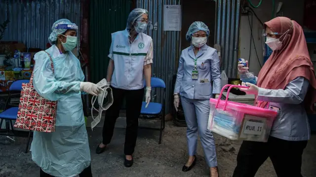 บุคลากรสาธารณสุขปฏิบัติหน้าที่ภายในแคมป์คนงานใน กทม. ซึ่งถูกสั่งปิดเป็นเวลา 30 วันตามคำสั่ง ศบค. หวังหยุดยั้งเชื้อกลายพันธุ์