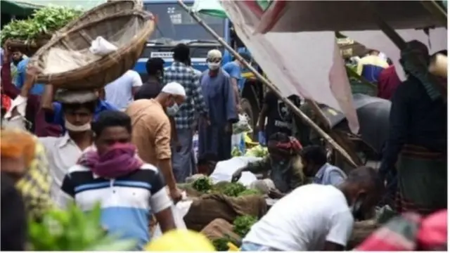 বাংলাদেশে দুই মাসের বেশি সময় ধরে সাধারণ ছুটি চললেও করোনাভাইরাস সংক্রমণ নিয়ন্ত্রণে আসেনি