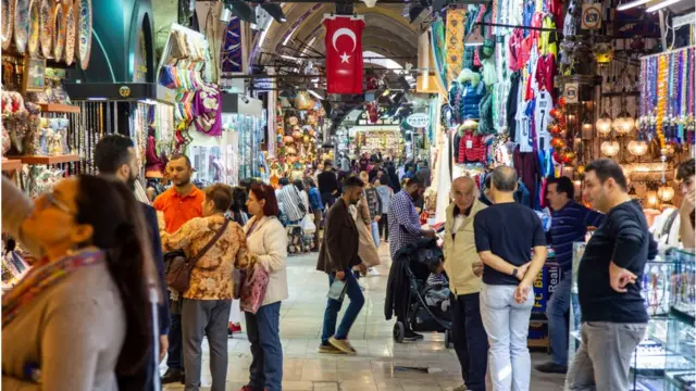 মার্কিন নিষেধাজ্ঞার কারণে ব্যাপকভাবে ক্ষতিগ্রস্ত হয়েছে ইরানের অর্থনীতি।