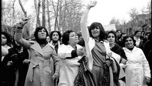 در عکس‌های گلستان زنان مختلفی را می‌بینیم که اتفاقا از ظاهر آنها پیداست که از قشرهای مختلفی هستند و تنها قشر مرفه یا تحصیل کرده ایرانی را در برنمی‌گیرد