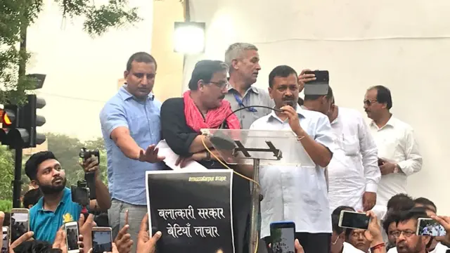 मंच पर अरविंद केजरीवाल