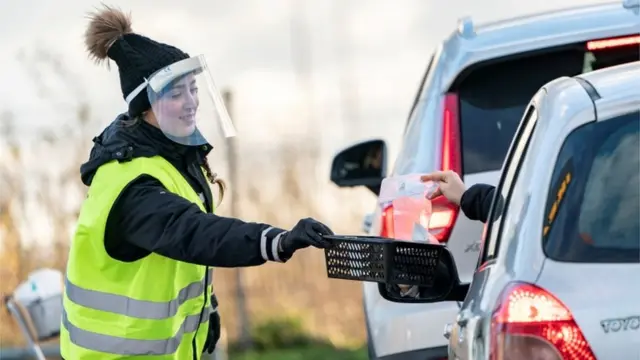 Una mujer recoge muestras de test de la covid-19 en la ciudad sueca de Malmo.