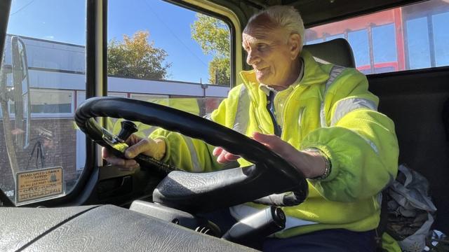 Brian Wilson al volante de su camión de 29 años.
