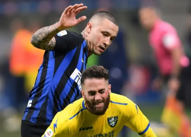 Игроки миланской команды "Интер" Раджа Наингголан и футболист "Фрозиноне" Франческо Дзампано