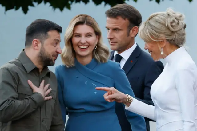 الرئيس الأوكراني فولوديمير زيلينسكي وزوجته أولينا برفقة الرئيس الفرنسي إيمانويل ماكرون وزوجته بريجيت خلال قمة الناتو في فيلنيوس ، ليثوانيا.