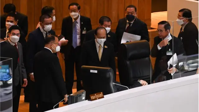 นายกฯ และเหล่า ครม. ขอบคุณและอำลากันหลังผ่านศึกซักฟอกหนที่ 4 ไปได้
