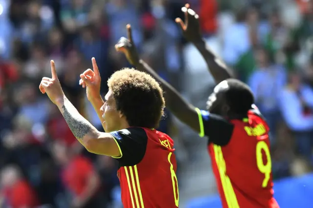Los goleadores de la tarde para Bélgica: Axel Witsel y Romelu Lukaku.