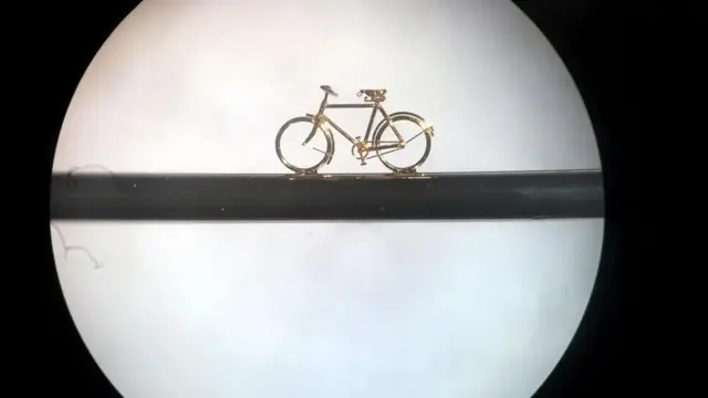 顯微鏡展示了縫合針上的一輛自行車