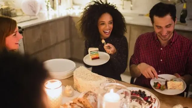 yemek yiyen arkadaşlar