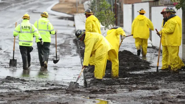 Trabajadores retiran barro