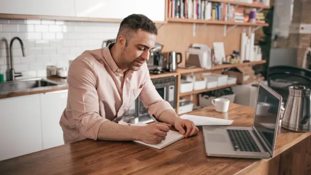 Hombre delante de una laptop.