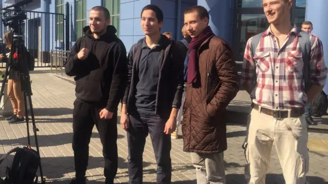 Фигуранты "московского дела" Владислав Барабанов, Айдар Губайдулин, Валерий Костенок и Даниил Конон возле здания Мещанского суда Москвы (слева направо)