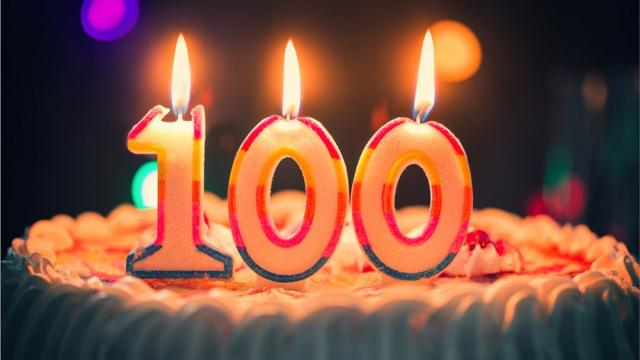 Tarta de cumpleaños con velas de 100 años