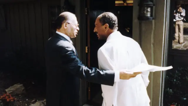 (راست به چپ) تعارف انور سادات و مناخیم بگین در ورودی ساختمان کمپ دیوید