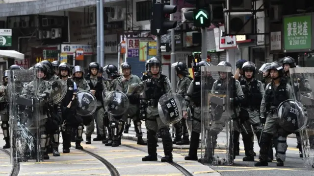中联办附近出现大批防暴警察