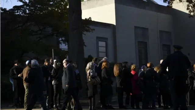 Colas para el primer servicio de la mañana de los funerales por el tiroteo de Pittsburgh.