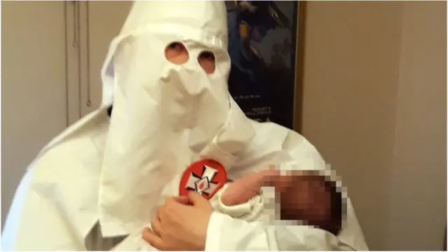 ኬኬኬ የተሰኘ የናዚ ልብስ የለበሰ አባት