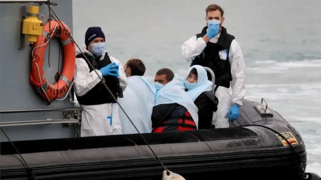 مهاجرون في قارب بعد إنقاذهم