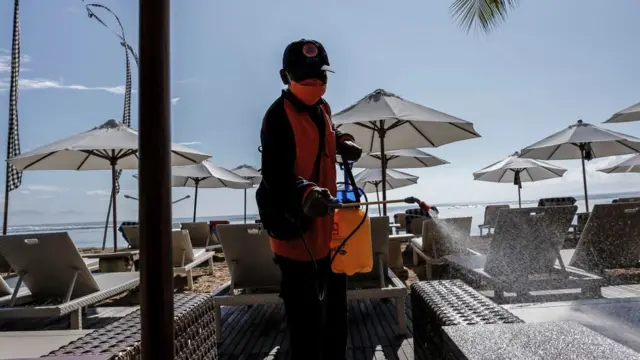 கொரோனா வைரஸ் பாதிப்பால் அபாயத்தில் இருக்கும் முக்கிய துறைகள் என்னென்ன ?