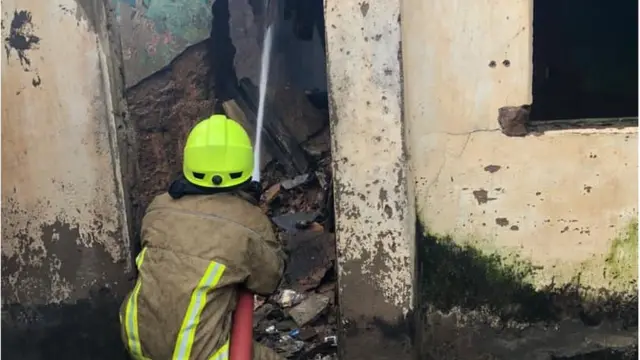 Awọn osisẹ panapana n pa awọn isọ to jona