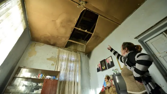 Ötən ilki qışda Albina Məmmədovanın evinin damı uçub. İndi yağış evin içinə yağır.