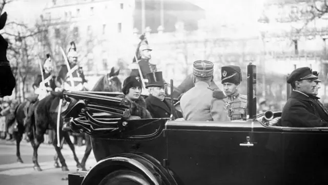 పారిస్ వీధుల్లో అఫ్గాన్ రాజుకు ఘన స్వాగతం లభించింది.