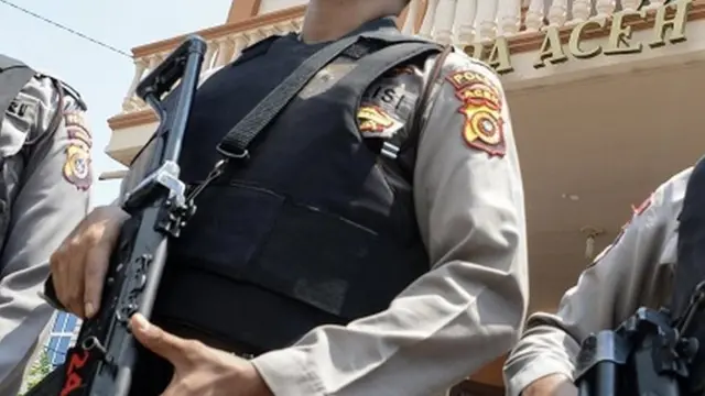 polisi menjaga gereja