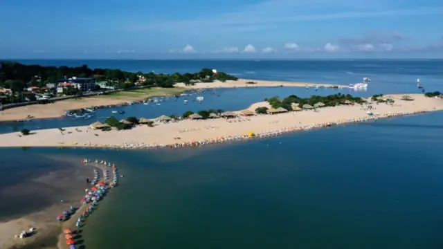 Imagem aérea mostra a Praia do Amor