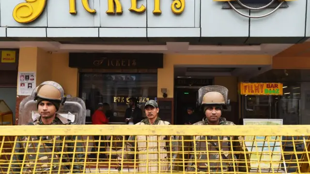 दिल्ली में एक सिनेमा हॉल की सुरक्षा करते जवान