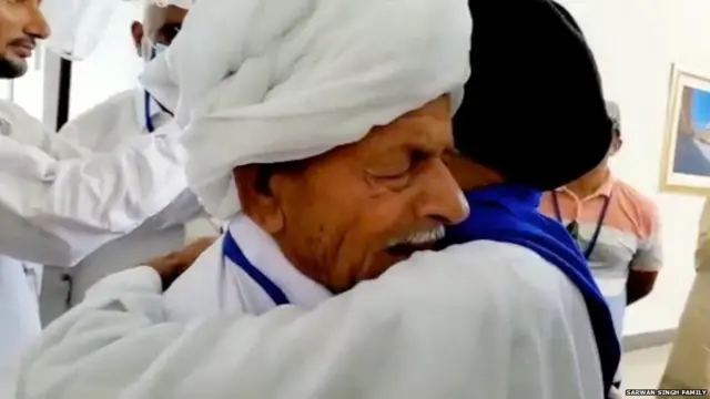 चाचा सरवन सिंह को गले लगाते मोहन सिंह