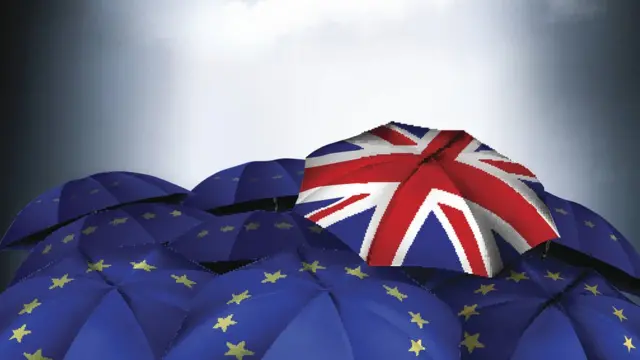 Зонтик с британским флагом на фоне европейских