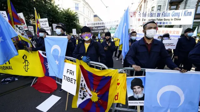 多国民众抗议王毅到访。