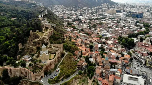 Tbilisi, capital de Georgia.