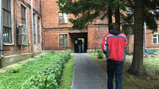 Вход в избирательный участок