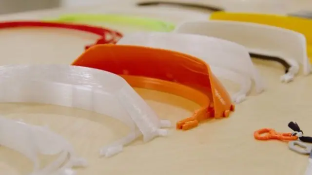 3D baskı teknolojisiyle üretilen alınlıklar yüz siperliklerinde kullanılıyor